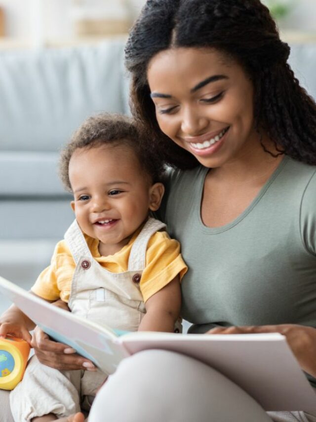 Mãe ajudando no desenvolvimento da fala do bebê e desenvolvimento emocional