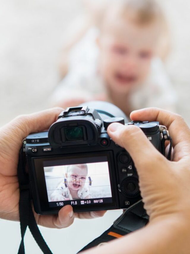 Imagem de uma pessoa fazendo sessões de fotos do bebê