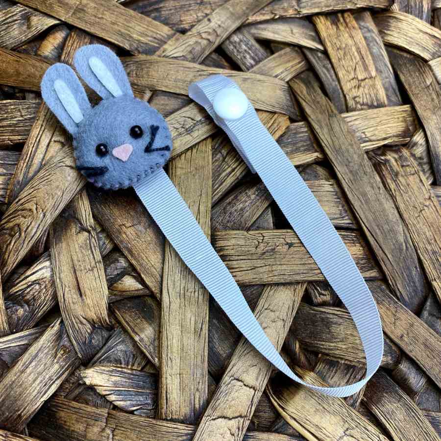 Exemplo de acessório de páscoa: Prendedor de chupeta de coelhinho