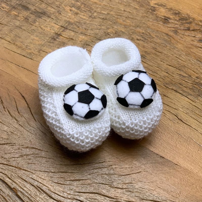 Sapatinho de bebê bola de futebol tricot branco Laleblu