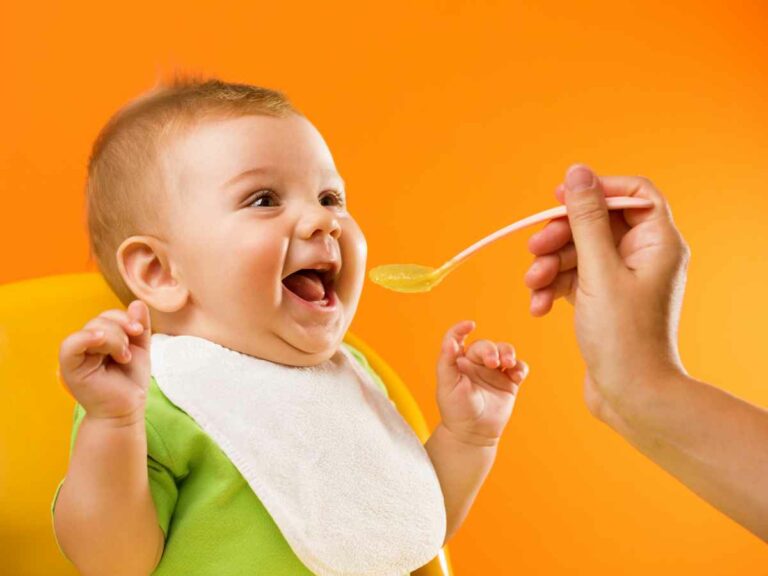 Bebê iniciando introdução alimentar no período certo e tendo uma dieta balanceada.