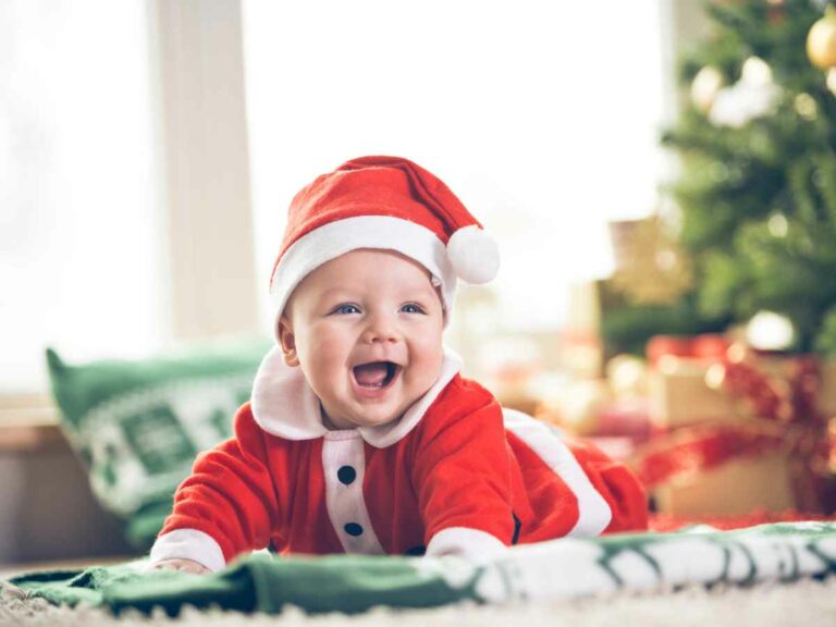 Bebe trajado com roupinhas temáticas para seu primeiro natal.