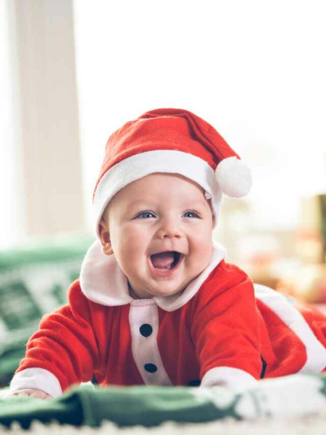 CROPPED: Bebe trajado com roupinhas temáticas para seu primeiro natal.