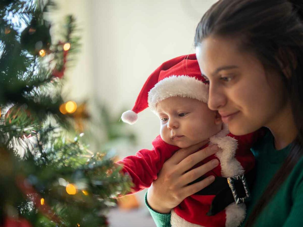 Mãe e filho colecionando memórias do primeiro natal da criança.