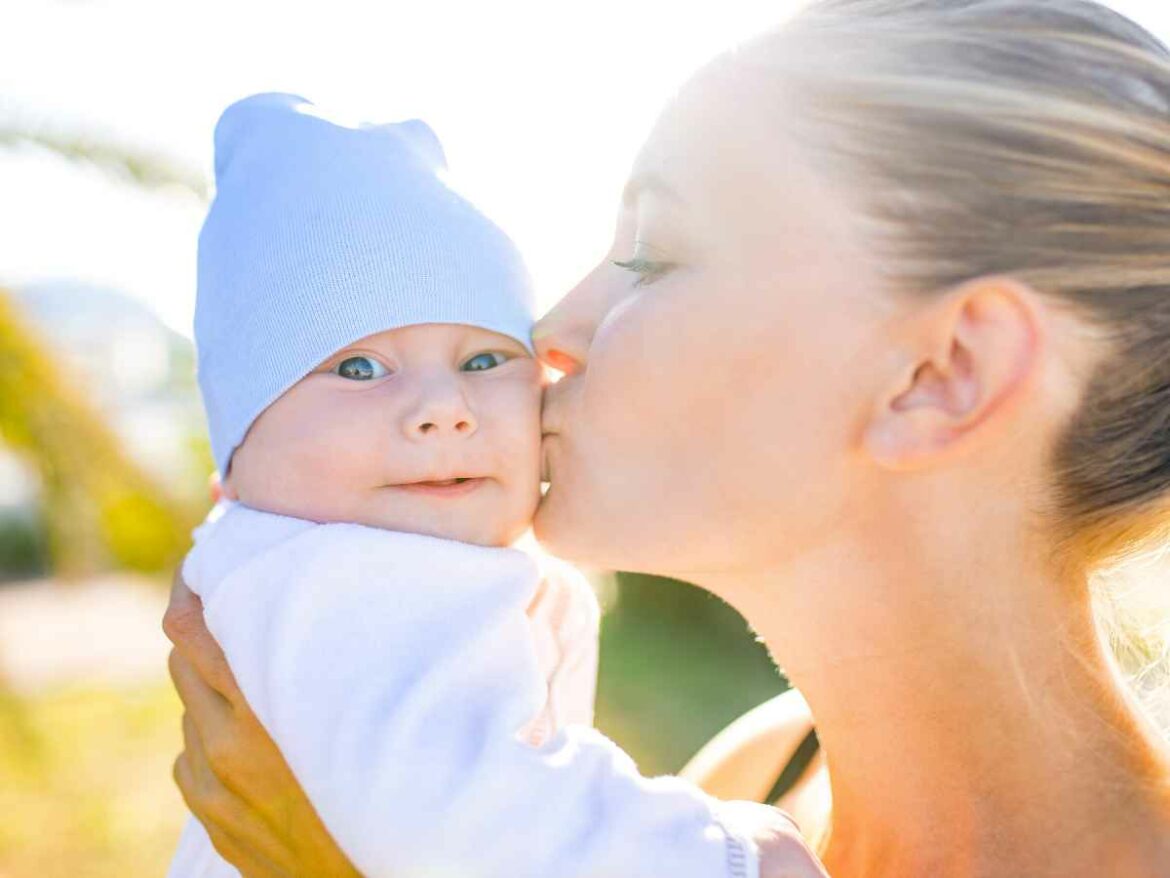 Mãe e neném de 3 meses passeando no parque.