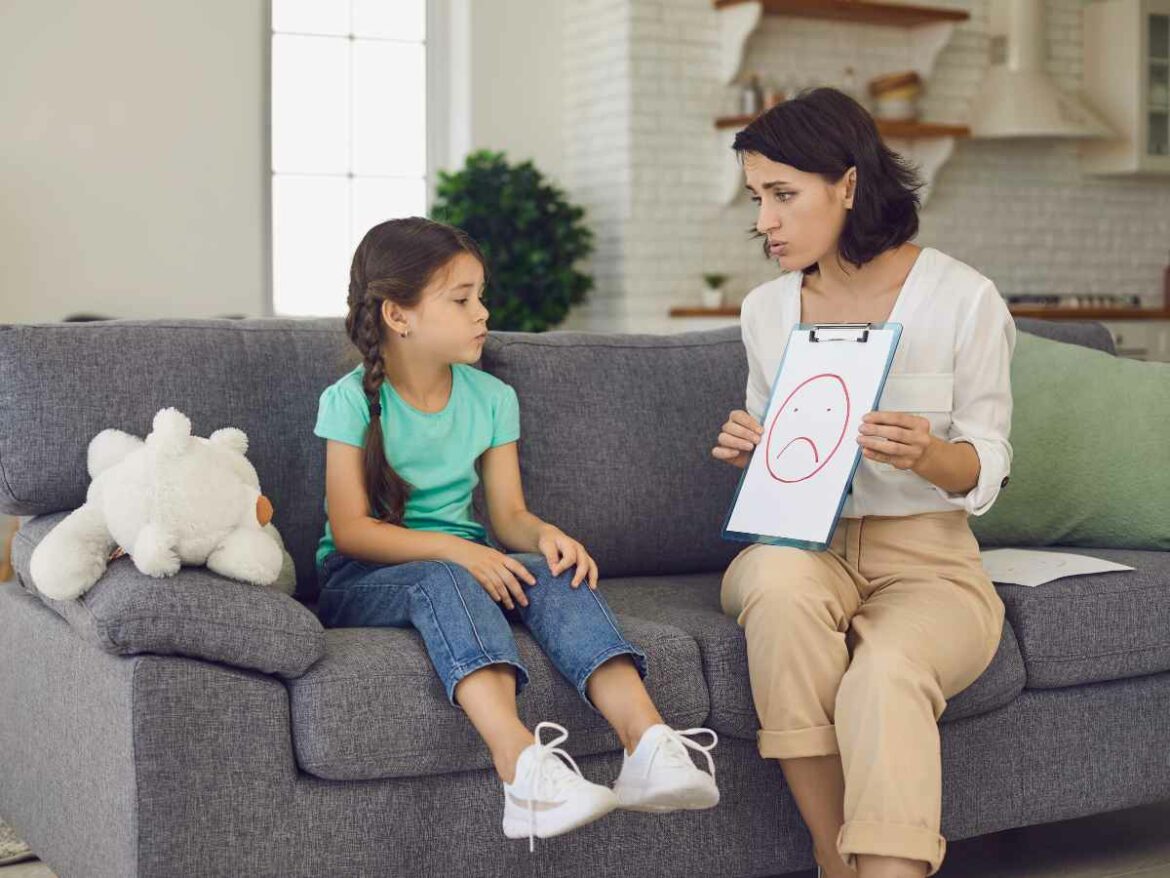 Mãe escutando os sentimentos da sua filha e reconhecendo com empatia os sentimentos dela após descobrir que será irmã mais velha.