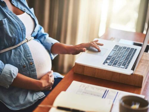 Gravida fazendo uma planilha com as atividades que realiza no seu dia dia de trabalho.
