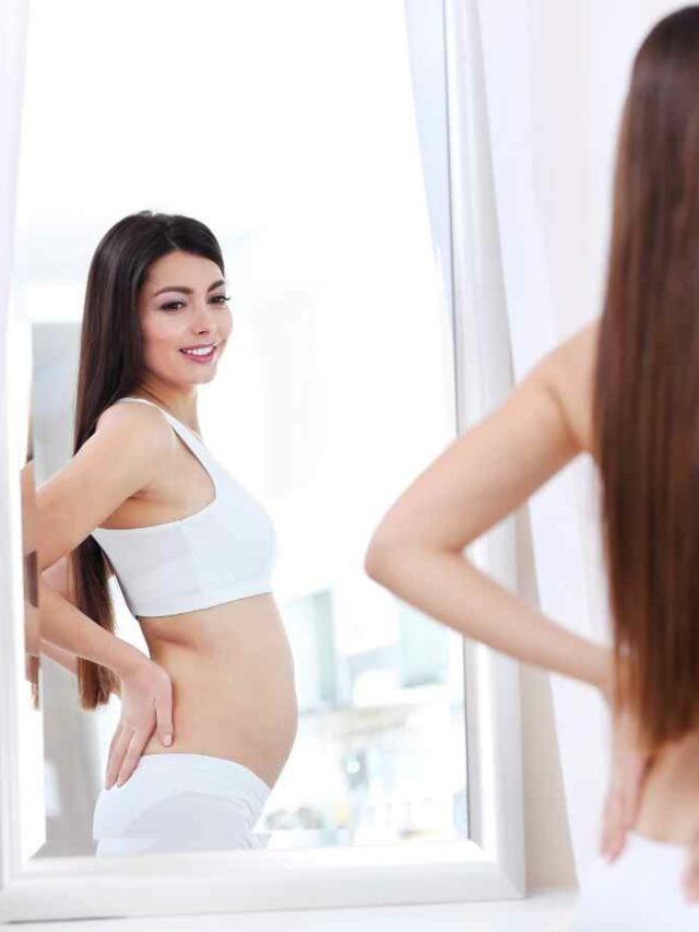 Mulher no puerpério se olhando no espelho, usando roupas íntimas brancas e observando atentamente seu corpo após a gestação. A imagem simboliza o momento de reflexão e aceitação das mudanças corporais que ocorrem no pós-parto.