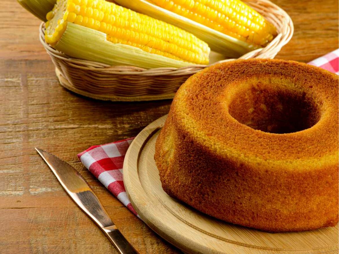 Bolo de milho junino adaptado para bebês, posicionado em uma mesa.