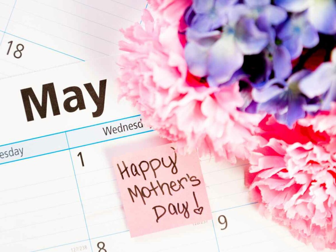 Calendário de Maio com um post it colado marcando a data do dia das mães.