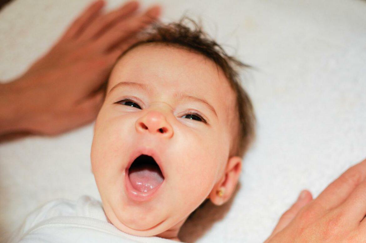 Bebê bocejando porque está com sono.