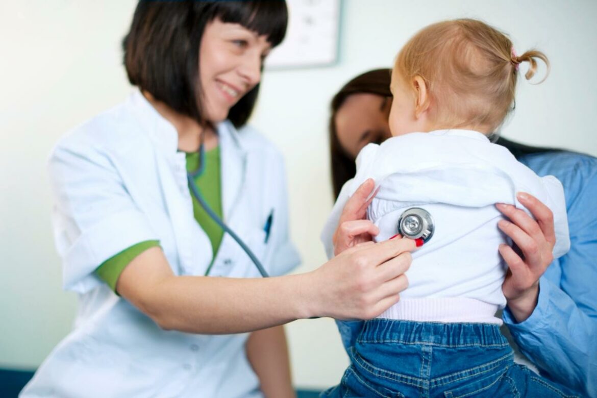 Bebê na consulta com médica pediatra realizando o exame de pulmão.
