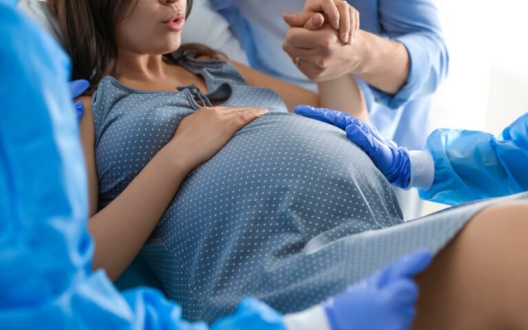 Gestante em trabalho de parto normal.