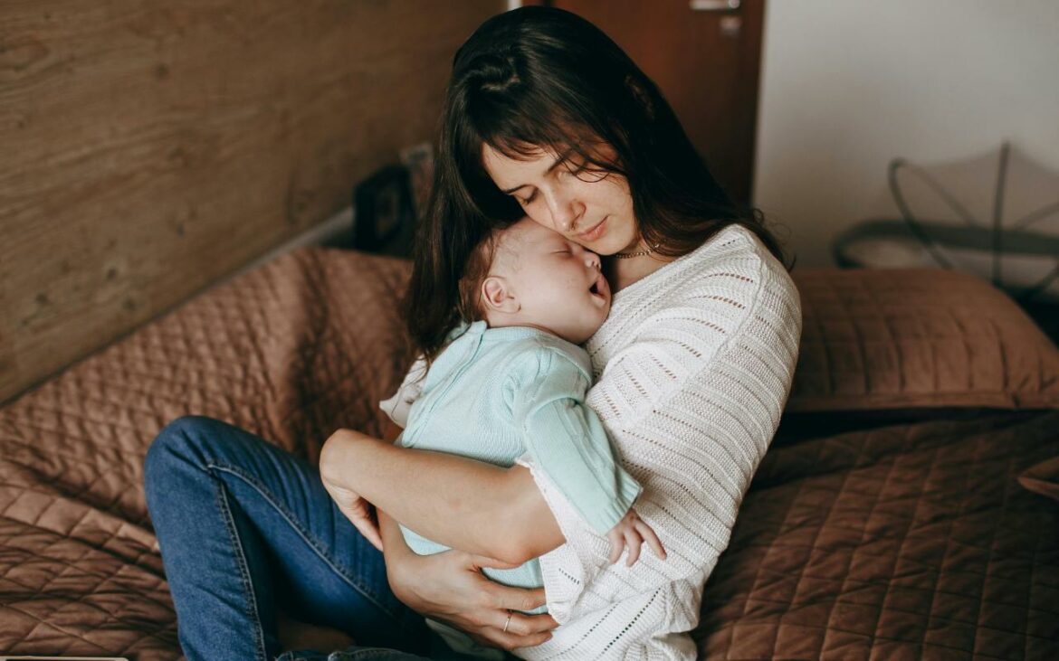 Mãe de menino abraçando seu filho.