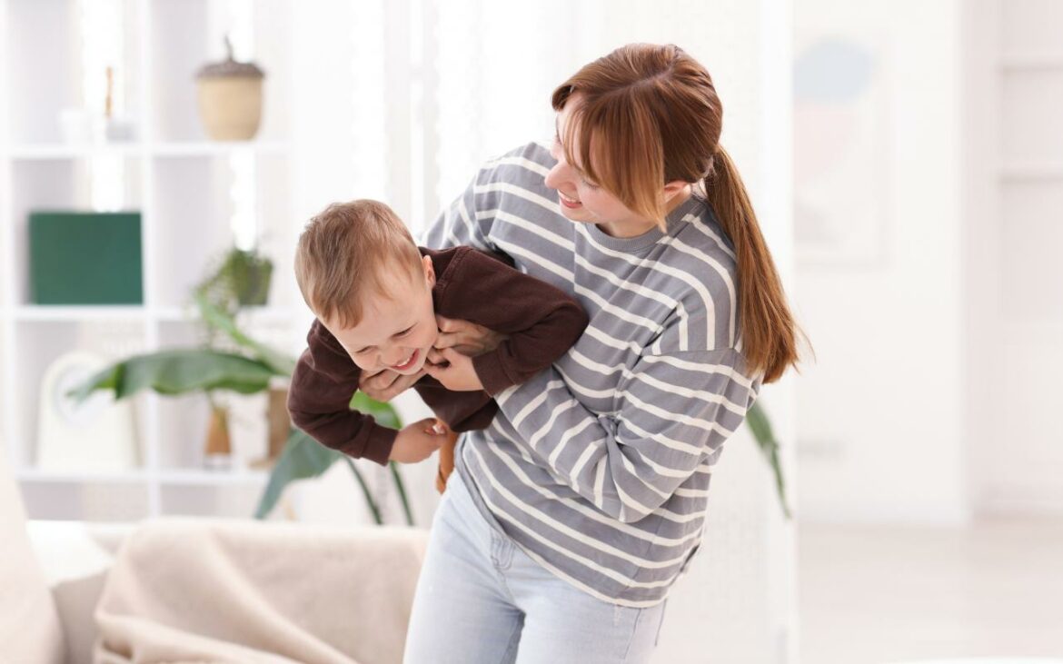 Mãe de menino brincando com seu filho.