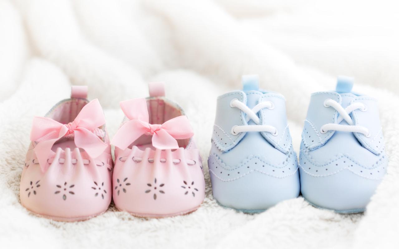 Sapatinhos rosa e azul identificando nomes unessex.