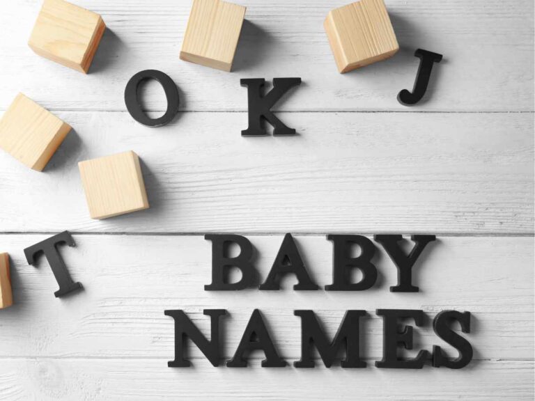Letras de madeira em preto, organizadas de forma que formam "Baby names"