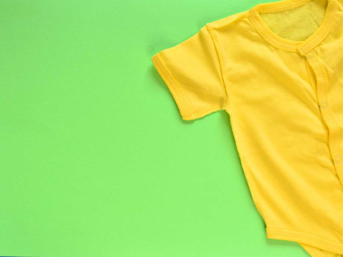 Body amarelo em destaque. Fundo verde.