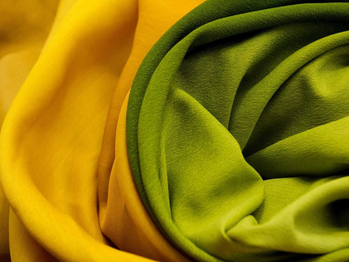 Tecidos verde e amarelo lado a lado.